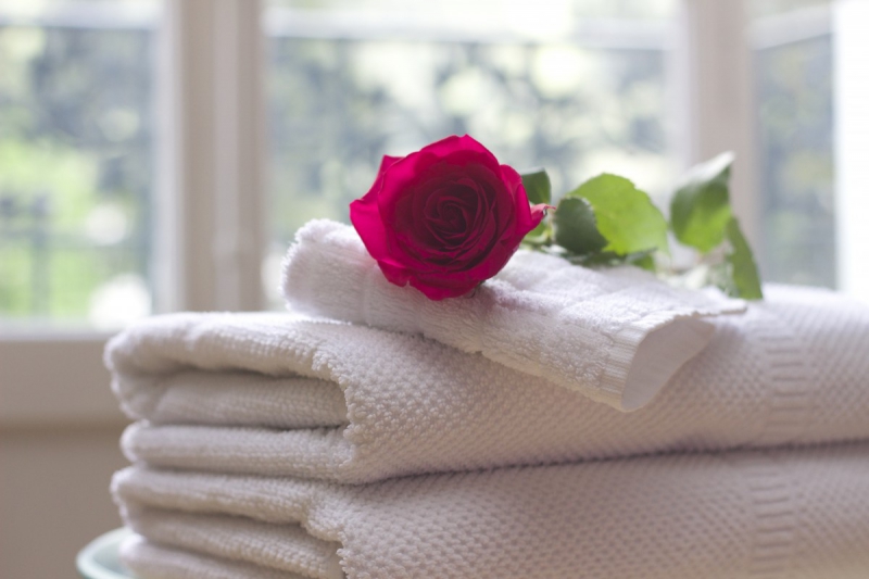 chambre-hote-SPERACEDES-min_towel_rose_clean_care_salon_spa_white_bath-731641